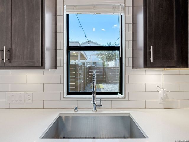 1114 N OLIVE ST, San Antonio, TX 78202