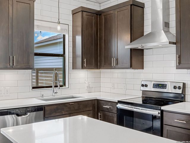 1114 N OLIVE ST, San Antonio, TX 78202