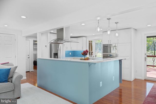 7937 FREEHOLLOW DR, Falls Church, VA 22042