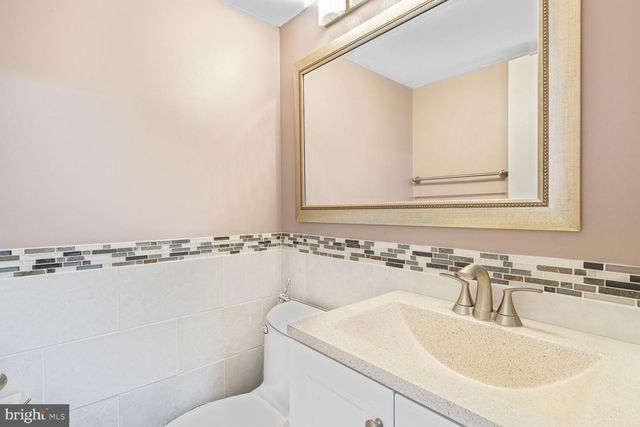 7937 FREEHOLLOW DR, Falls Church, VA 22042