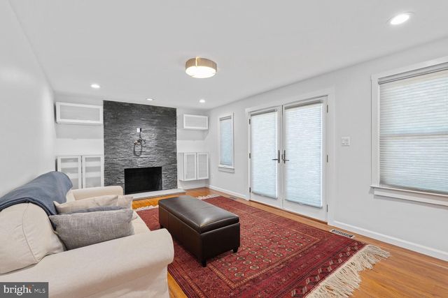 7937 FREEHOLLOW DR, Falls Church, VA 22042