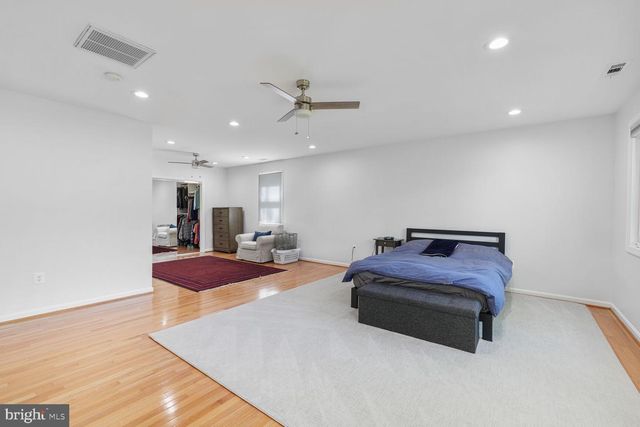 7937 FREEHOLLOW DR, Falls Church, VA 22042