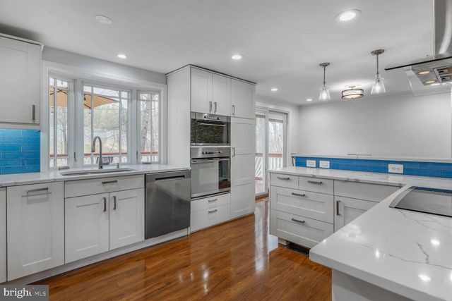 7937 FREEHOLLOW DR, Falls Church, VA 22042