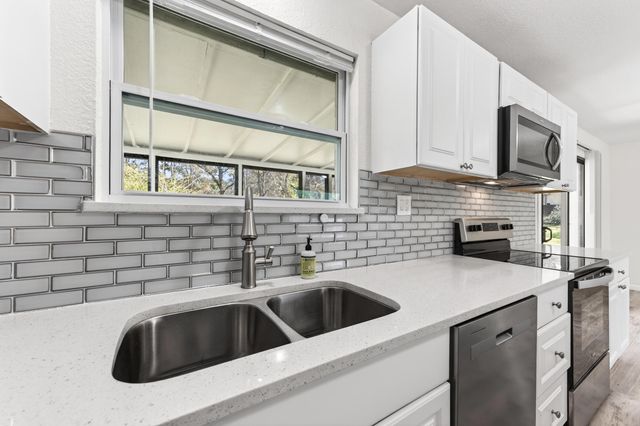 374 Pinewood Drive, Defuniak Springs, FL 32433