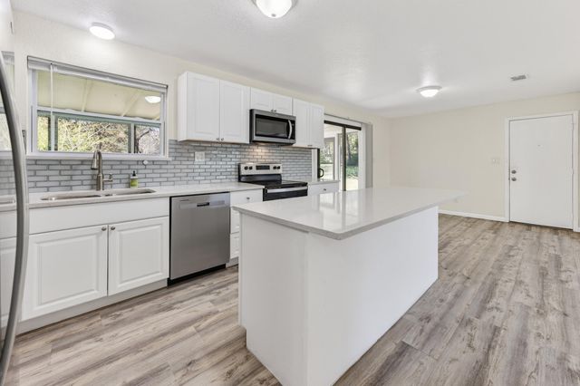 374 Pinewood Drive, Defuniak Springs, FL 32433