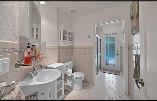 5200 NW 67th Ave, Lauderhill, FL 33319