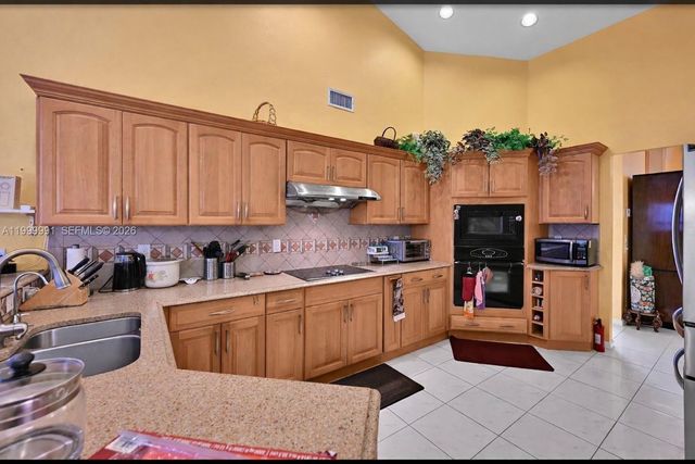 5200 NW 67th Ave, Lauderhill, FL 33319