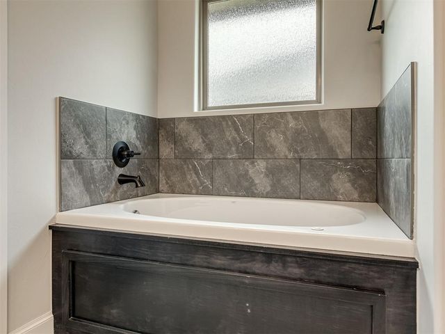 7613 Three Woods Lane, Yukon, OK 73099