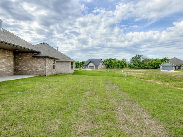 7613 Three Woods Lane, Yukon, OK 73099
