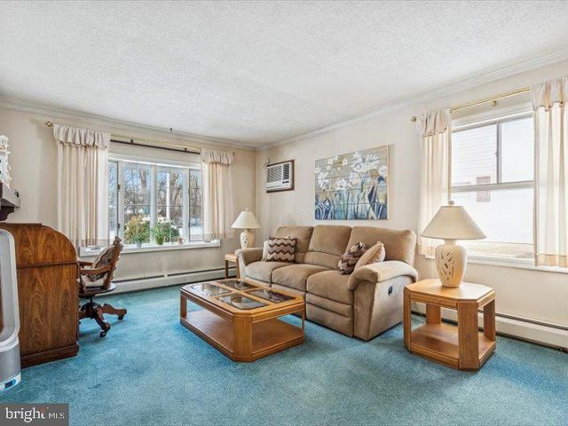 423 MAGNOLIA DR, Levittown, PA 19054