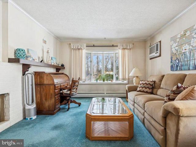 423 MAGNOLIA DR, Levittown, PA 19054