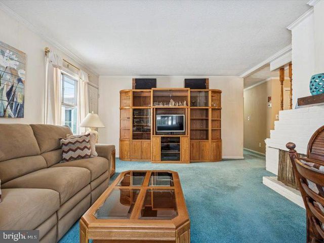 423 MAGNOLIA DR, Levittown, PA 19054