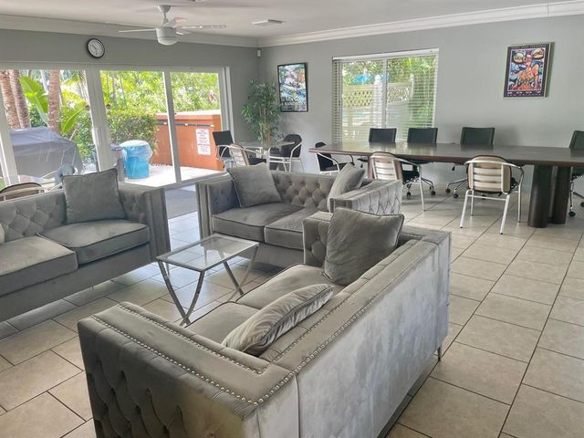 136 NE 19th Court 220f, Wilton Manors, FL 33305