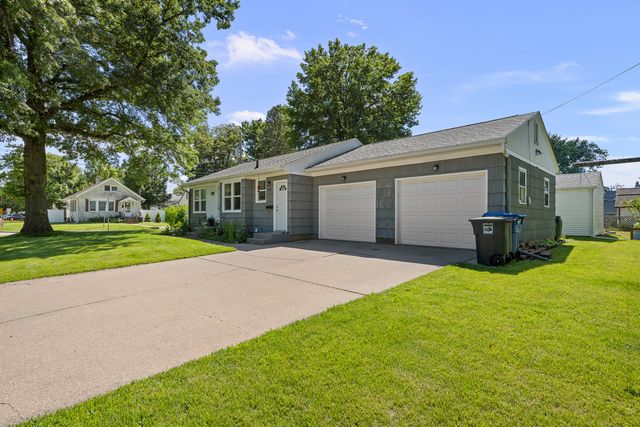 925 42ND Street, Moline, IL 61265