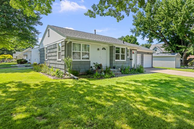 925 42ND Street, Moline, IL 61265
