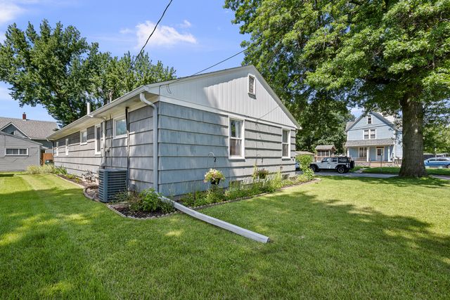 925 42ND Street, Moline, IL 61265