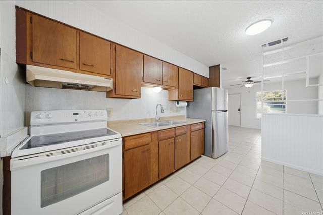 612 byrd, Universal City, TX 78148