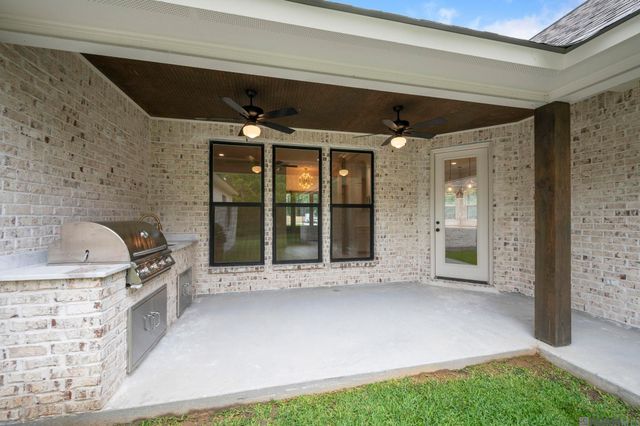 7258 Riverbank Dr, Denham Springs, LA 70706
