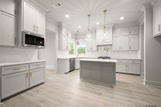 7258 Riverbank Dr, Denham Springs, LA 70706
