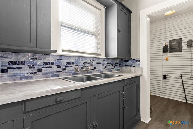 607 E 12th Street, Cameron, TX 76520