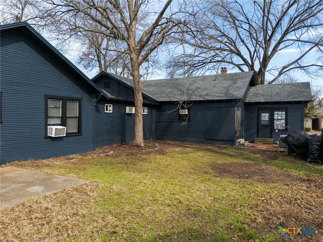 607 E 12th Street, Cameron, TX 76520