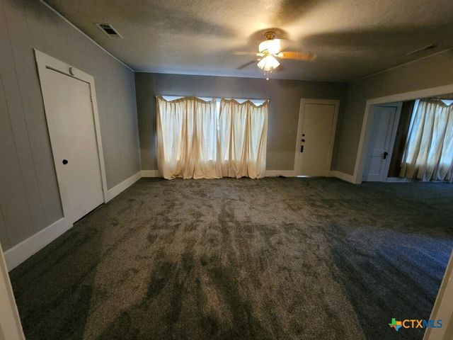 607 E 12th Street, Cameron, TX 76520
