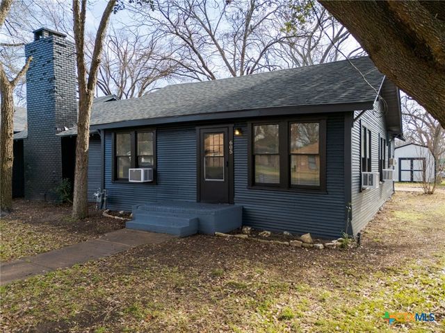 607 E 12th Street, Cameron, TX 76520