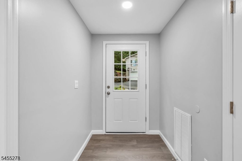 19 Sutton Rd, Hopatcong Boro, NJ 07843 — photo 4