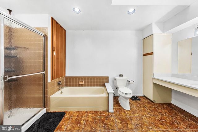 16 JACOB CT, Ewing, NJ 08628