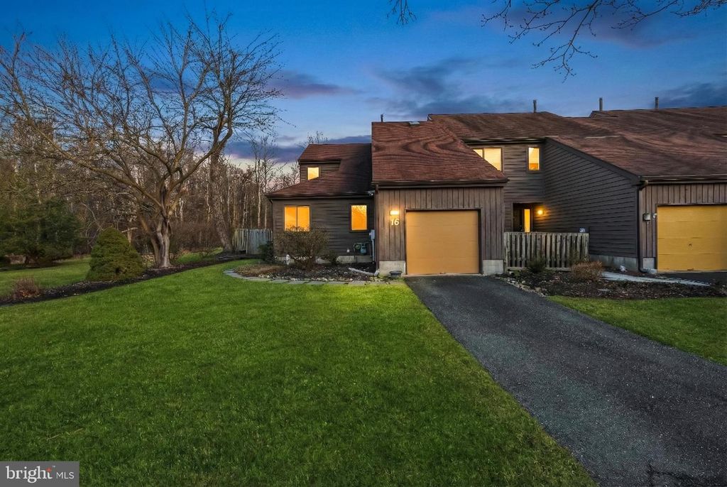 16 JACOB CT, Ewing, NJ 08628