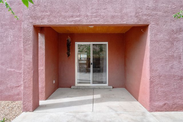 6690 Camino Rojo, Santa Fe, NM 87507