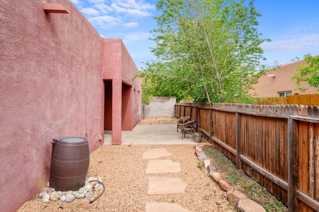 6690 Camino Rojo, Santa Fe, NM 87507