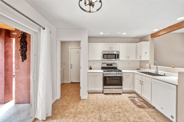 6690 Camino Rojo, Santa Fe, NM 87507