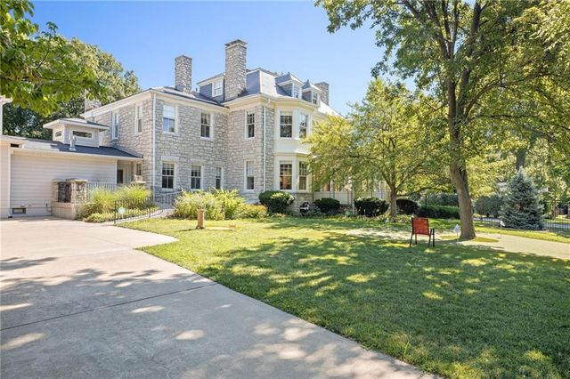 1 Hawthorne Place, Independence, MO 64052