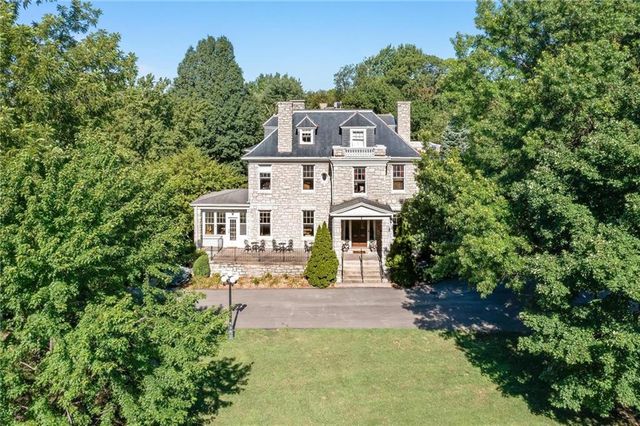 1 Hawthorne Place, Independence, MO 64052