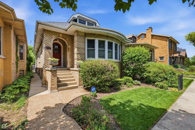5822 N Sacramento Avenue, Chicago, IL 60659