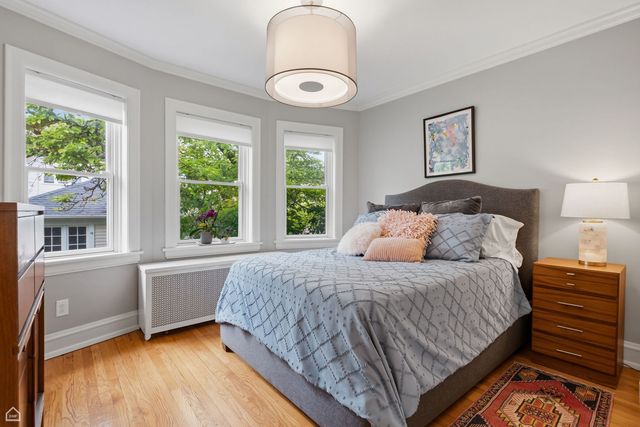 5822 N Sacramento Avenue, Chicago, IL 60659