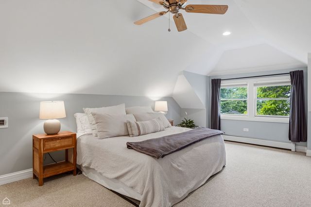 5822 N Sacramento Avenue, Chicago, IL 60659