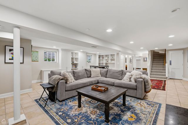 5822 N Sacramento Avenue, Chicago, IL 60659