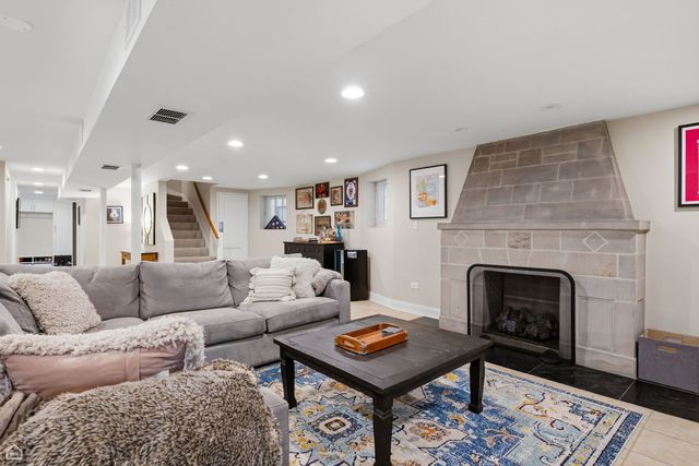 5822 N Sacramento Avenue, Chicago, IL 60659