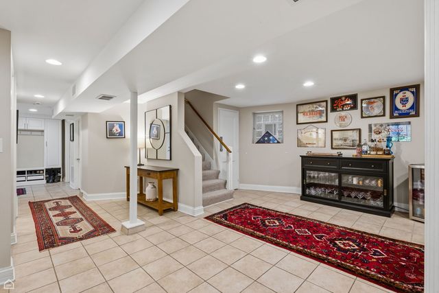 5822 N Sacramento Avenue, Chicago, IL 60659