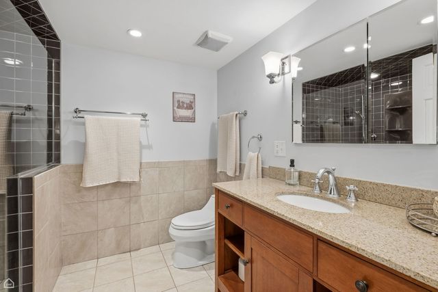 5822 N Sacramento Avenue, Chicago, IL 60659
