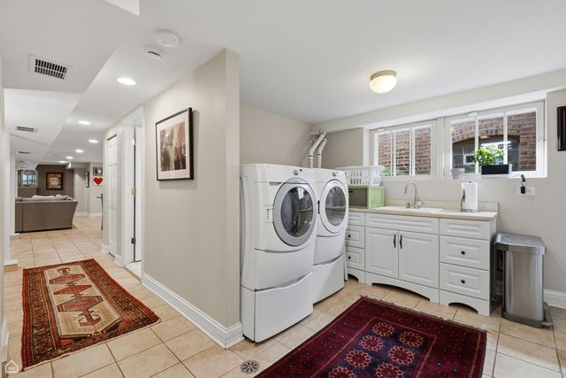 5822 N Sacramento Avenue, Chicago, IL 60659