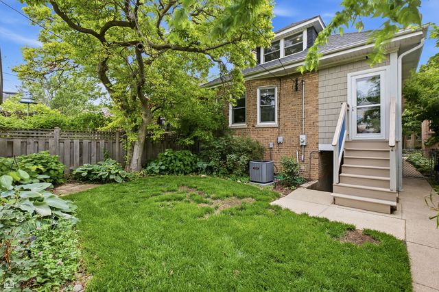 5822 N Sacramento Avenue, Chicago, IL 60659