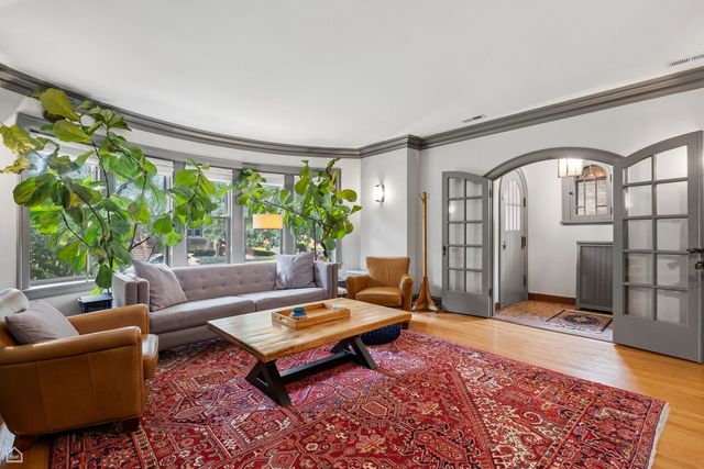 5822 N Sacramento Avenue, Chicago, IL 60659