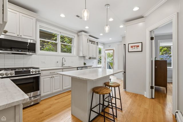 5822 N Sacramento Avenue, Chicago, IL 60659