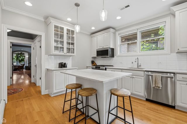 5822 N Sacramento Avenue, Chicago, IL 60659