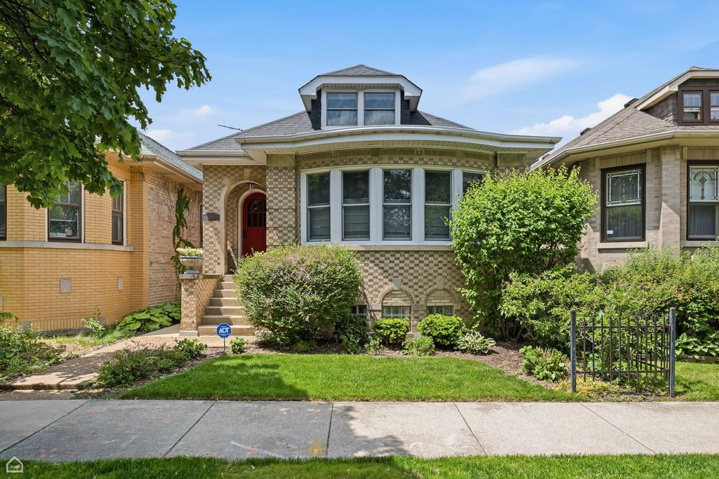 5822 N Sacramento Avenue, Chicago, IL 60659