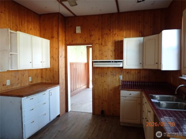 237 13th Street, Raymond, WA 98577