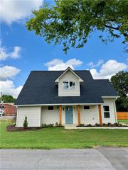 121 S Railroad St, Adairsville, GA 30103